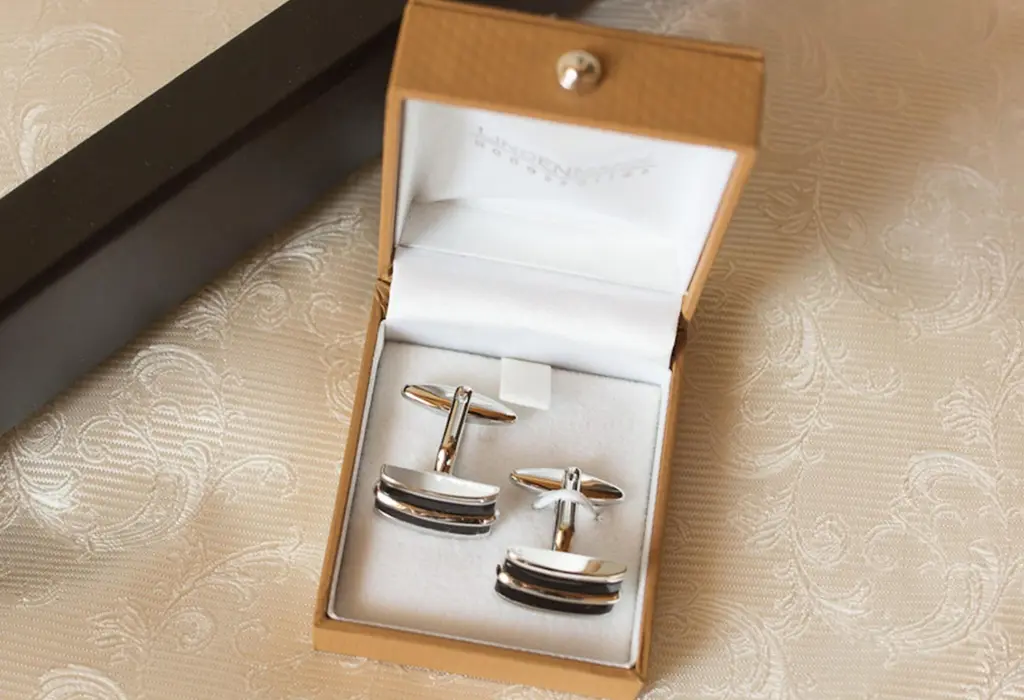 Learn how to wear cufflinks like a true professional. This step-by-step style guide shows CEOs, founders, and modern gentlemen